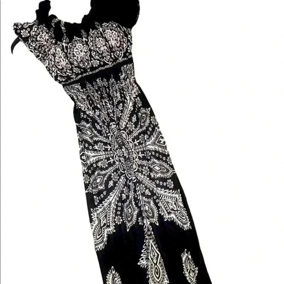 None Dresses & Skirts - COPY - Beautiful V-Neck Floral Print, Black & White Maxi Dress